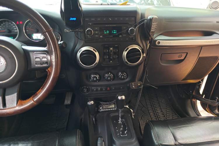 Used Jeep Wrangler 2012 3.6L Rubicon Four-Door Edition Audio And AC Panel
