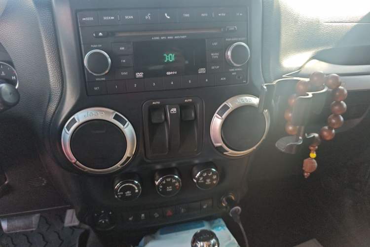 Used Jeep Wrangler 2012 3.6L Sahara two-door version Audio And AC Panel