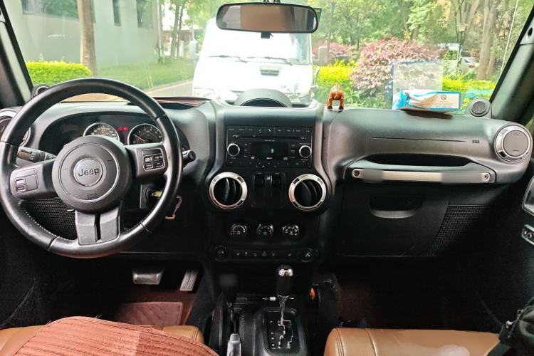 Used Jeep Wrangler 2012 3.6L Rubicon two-door model Center Console