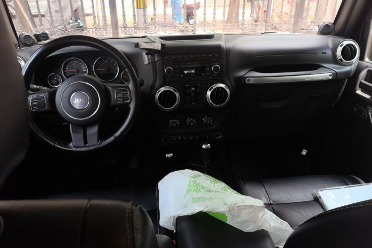 Used Jeep Wrangler 2012 3.6L Sahara Four-Door Edition Center Console