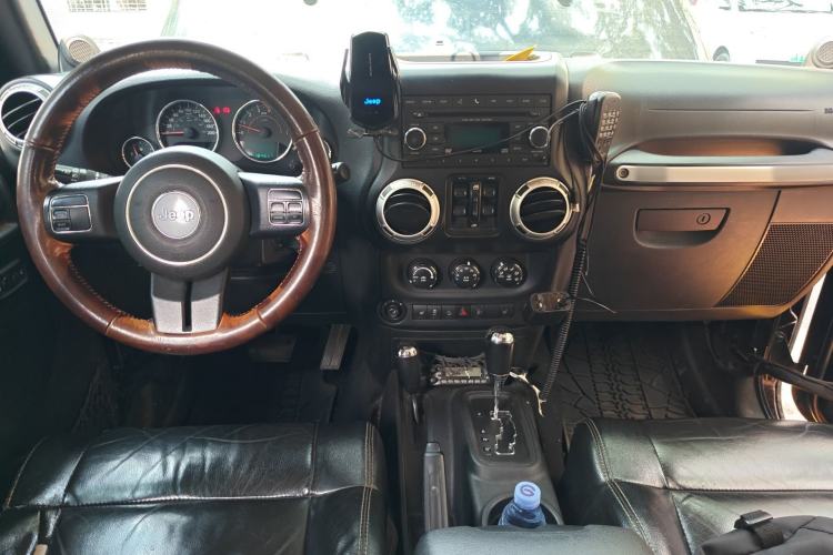 Used Jeep Wrangler 2012 3.6L Rubicon Four-Door Edition Center Console