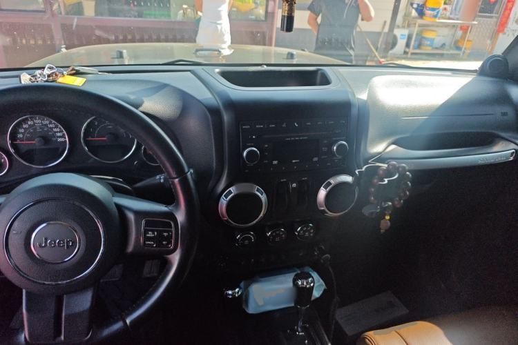 Used Jeep Wrangler 2012 3.6L Sahara two-door version Center Console