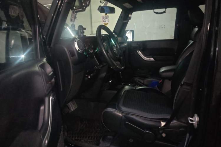 Used Jeep Wrangler 2012 3.6L Sahara Four-Door Edition Driver Seat