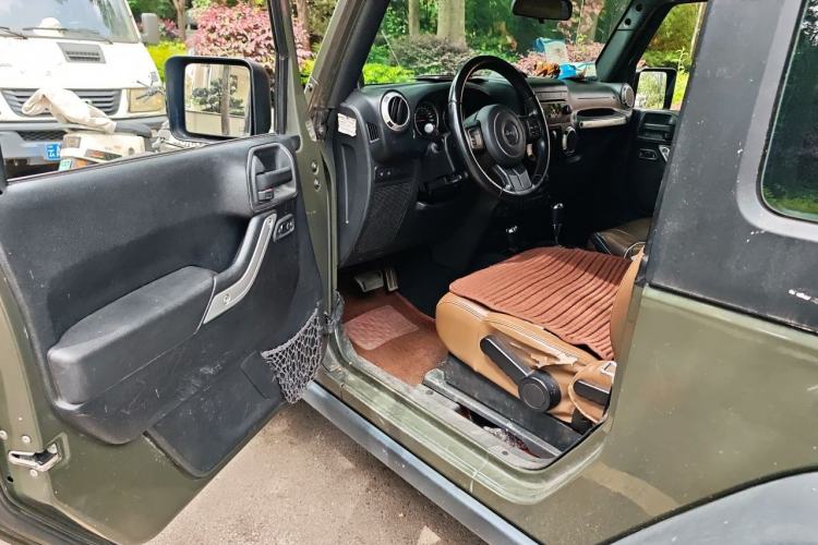 Used Jeep Wrangler 2012 3.6L Rubicon two-door model Driver Seat