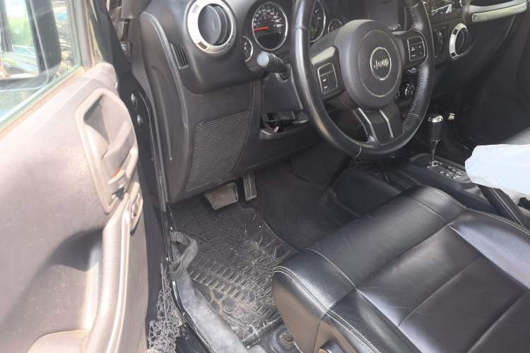 Used Jeep Wrangler 2012 3.6L Sahara Four-Door Edition Driver Seat