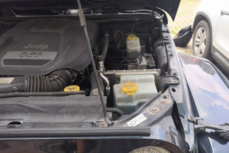 Used Jeep Wrangler 2012 3.6L Sahara Four-Door Edition Engine Bay Left