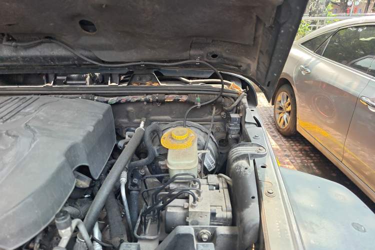 Used Jeep Wrangler 2012 3.6L Rubicon Four-Door Edition Engine Bay Left