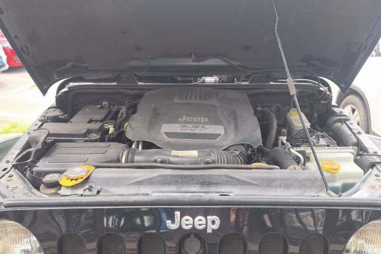 Used Jeep Wrangler 2012 3.6L Sahara Four-Door Edition Engine Bay