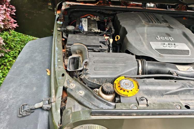 Used Jeep Wrangler 2012 3.6L Rubicon two-door model Engine Bay Right