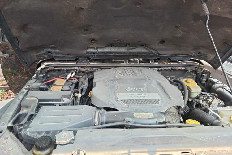 Used Jeep Wrangler 2012 3.6L Rubicon Four-Door Edition Engine Bay