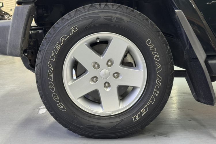 Used Jeep Wrangler 2012 3.6L Sahara two-door version Exterior 4