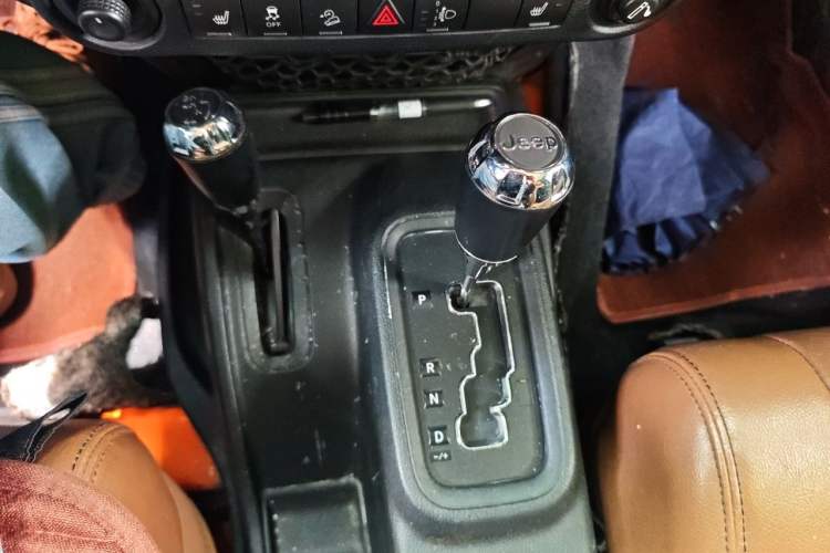 Used Jeep Wrangler 2012 3.6L Rubicon two-door model Gear Lever