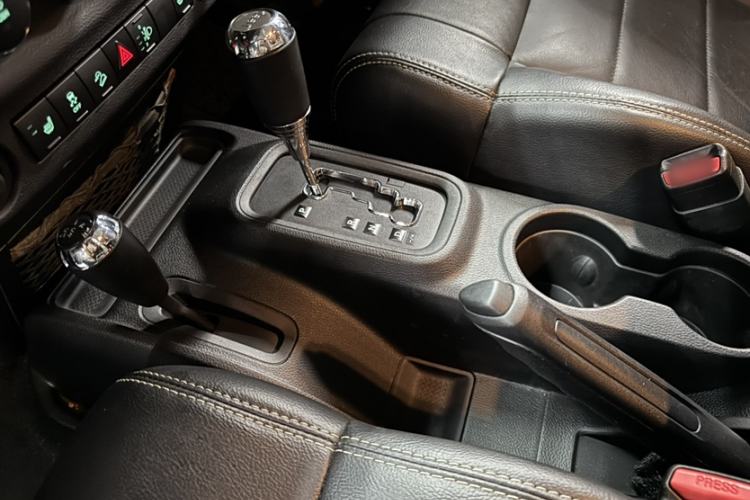 Used Jeep Wrangler 2012 3.6L Sahara two-door version Gear Lever