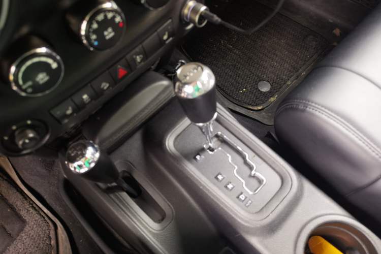 Used Jeep Wrangler 2012 3.6L Sahara Four-Door Edition Gear Lever
