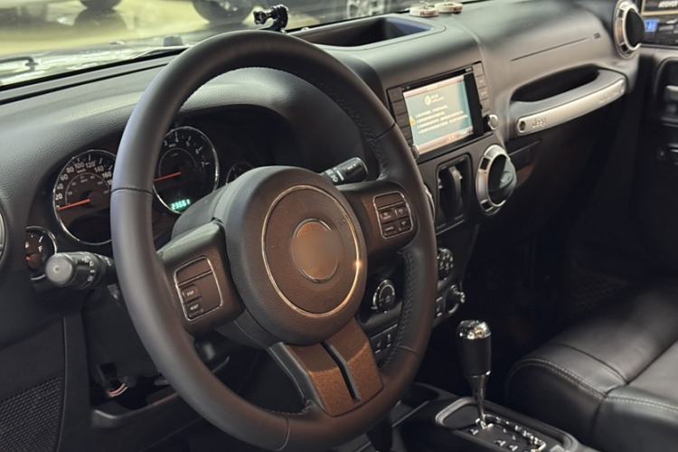 Used Jeep Wrangler 2012 3.6L Sahara two-door version Interior 11