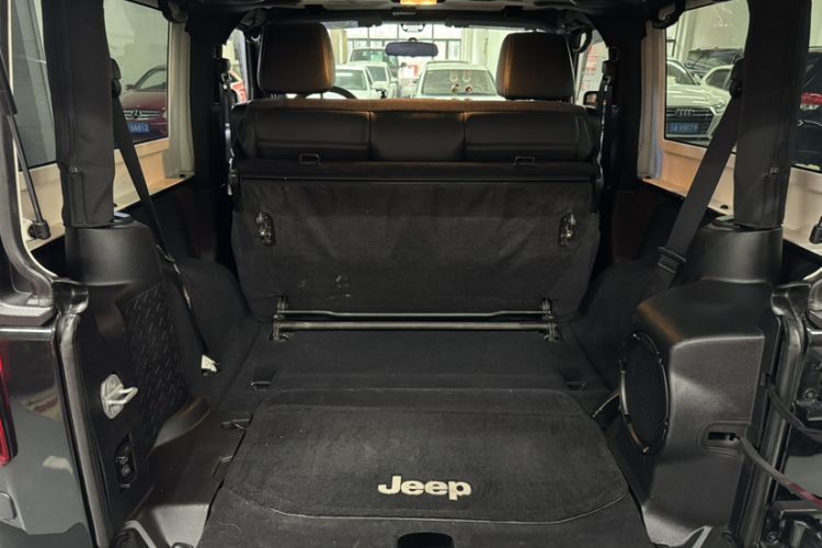 Used Jeep Wrangler 2012 3.6L Sahara two-door version Interior 2