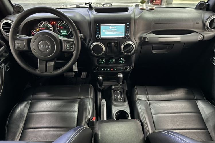 Used Jeep Wrangler 2012 3.6L Sahara two-door version Interior 4