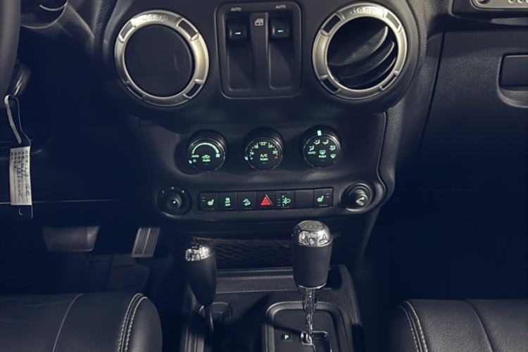 Used Jeep Wrangler 2012 3.6L Sahara two-door version Interior 6