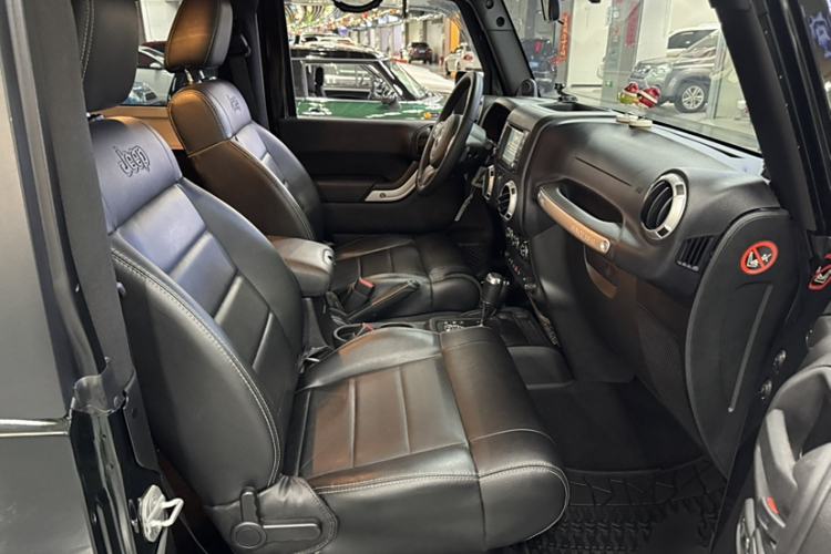 Used Jeep Wrangler 2012 3.6L Sahara two-door version Interior 8