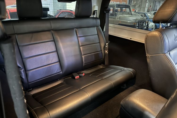 Used Jeep Wrangler 2012 3.6L Sahara two-door version Interior 9