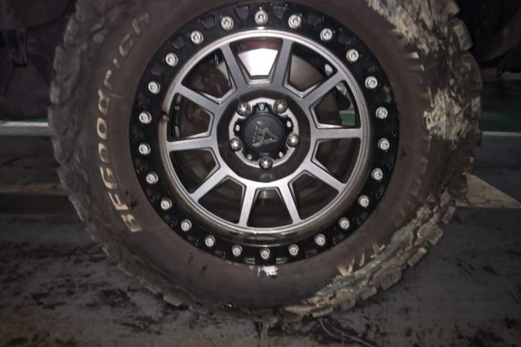 Used Jeep Wrangler 2012 3.6L Sahara Four-Door Edition Right Front Wheel Hub