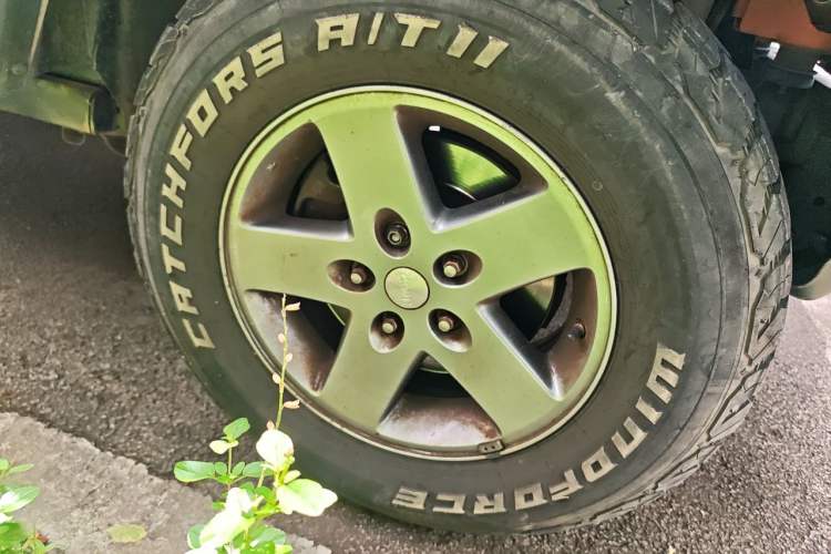 Used Jeep Wrangler 2012 3.6L Rubicon two-door model Right Front Wheel Hub