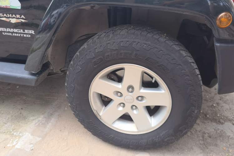 Used Jeep Wrangler 2012 3.6L Sahara Four-Door Edition Right Front Wheel Hub