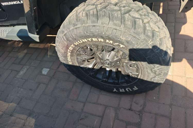 Used Jeep Wrangler 2012 3.6L Sahara two-door version Right Front Wheel Hub