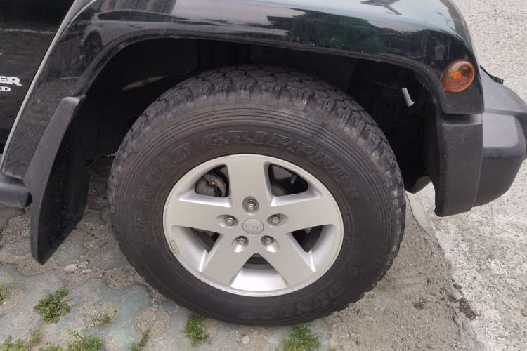 Used Jeep Wrangler 2012 3.6L Sahara Four-Door Edition Right Front Wheel Hub