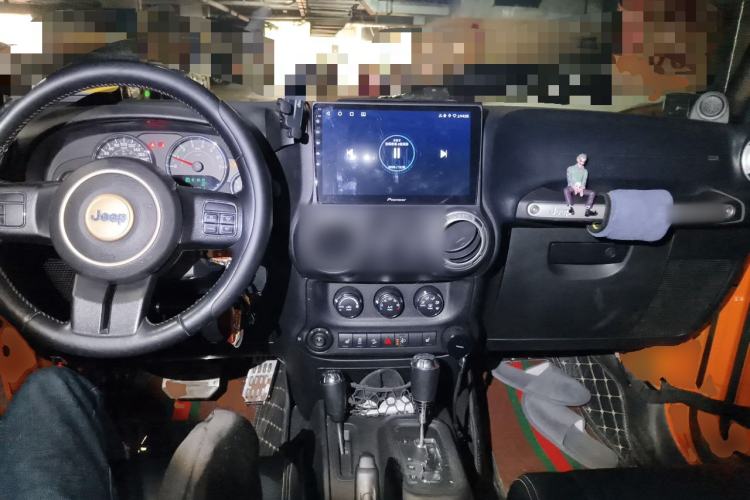 Used Jeep Wrangler 2012 3.6L Sahara two-door version Center Console