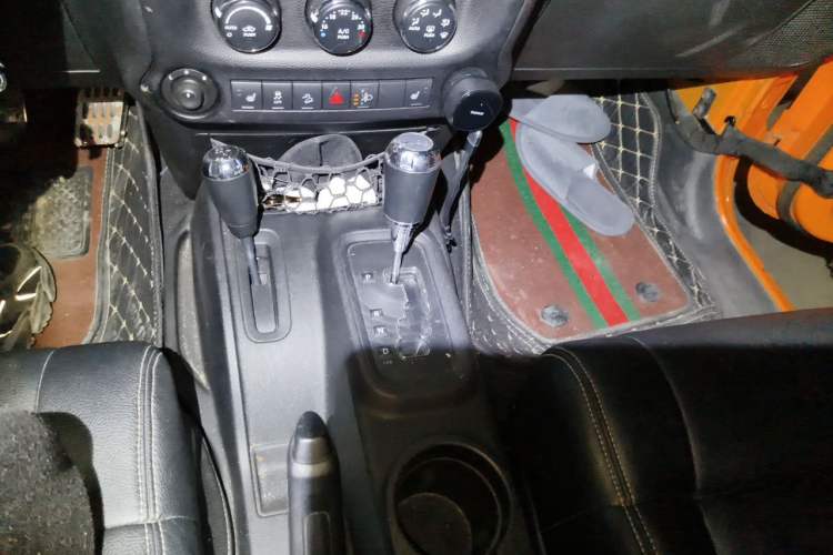 Used Jeep Wrangler 2012 3.6L Sahara two-door version Gear Lever