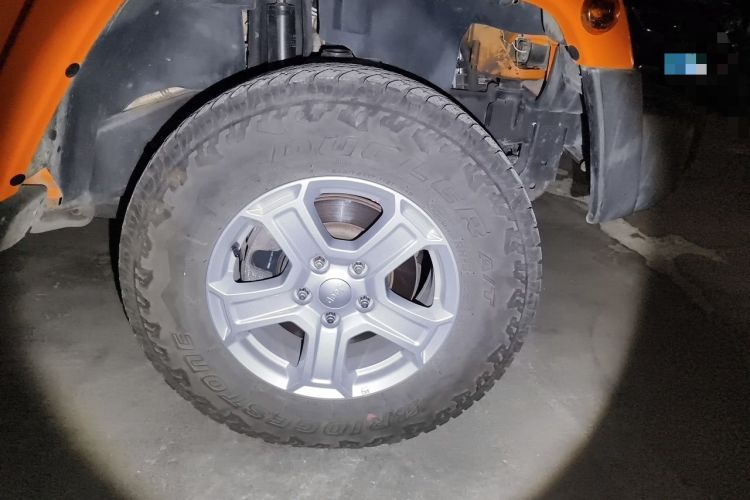 Used Jeep Wrangler 2012 3.6L Sahara two-door version Right Front Wheel Hub