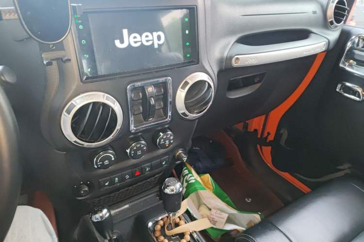 Used Jeep Wrangler 2012 3.6L Sahara Four-Door Edition Audio And AC Panel