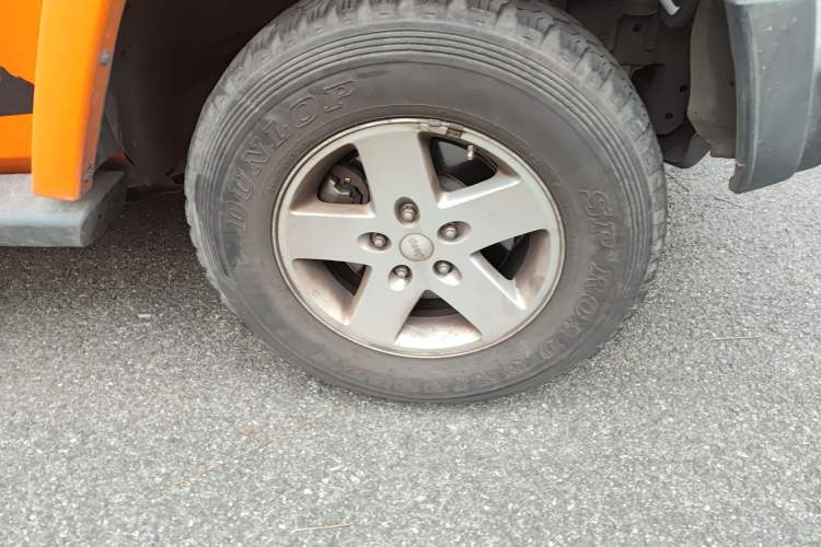 Used Jeep Wrangler 2012 3.6L Sahara Four-Door Edition Right Front Wheel Hub