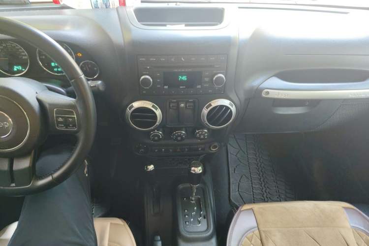 Used Jeep Wrangler 2012 3.6L Rubicon two-door model Audio And AC Panel