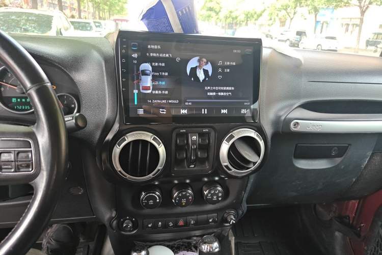 Used Jeep Wrangler 2012 3.6L Sahara Four-Door Edition Audio And AC Panel