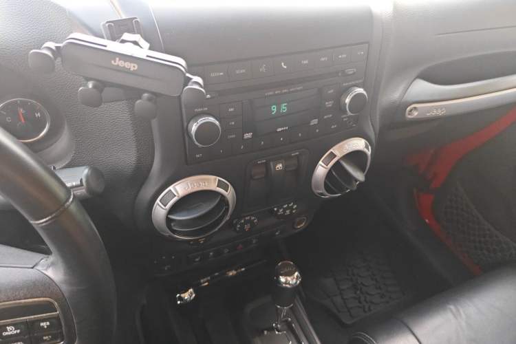 Used Jeep Wrangler 2012 3.6L Sahara two-door version Audio And AC Panel