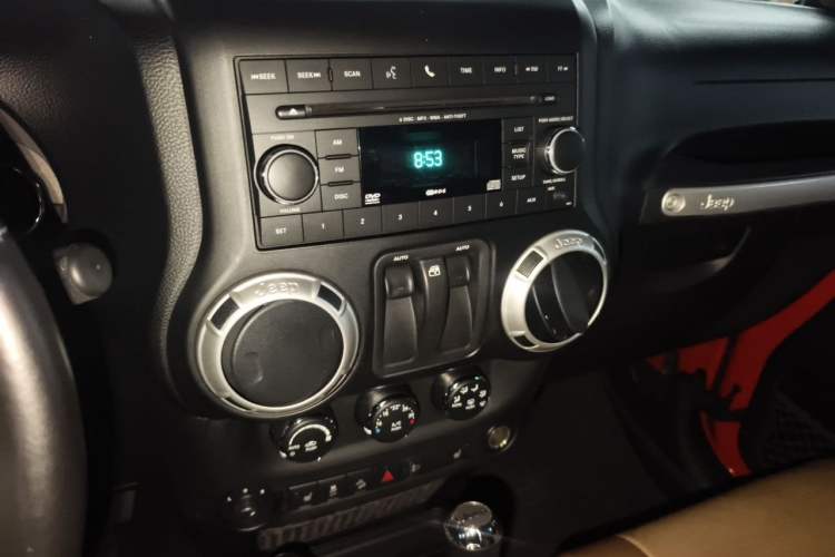 Used Jeep Wrangler 2012 3.6L Sahara two-door version Audio And AC Panel