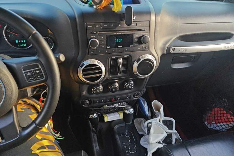 Used Jeep Wrangler 2012 3.6L Sahara Four-Door Edition Audio And AC Panel