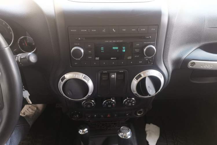 Used Jeep Wrangler 2012 3.6L Rubicon two-door model Audio And AC Panel