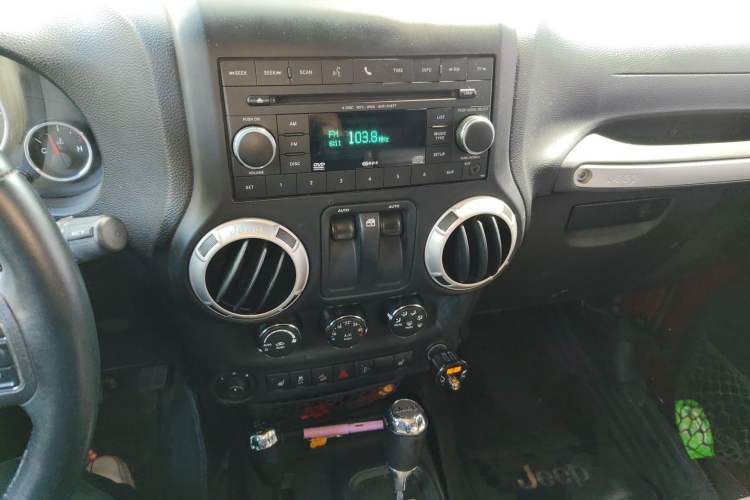 Used Jeep Wrangler 2012 3.6L Rubicon two-door model Audio And AC Panel