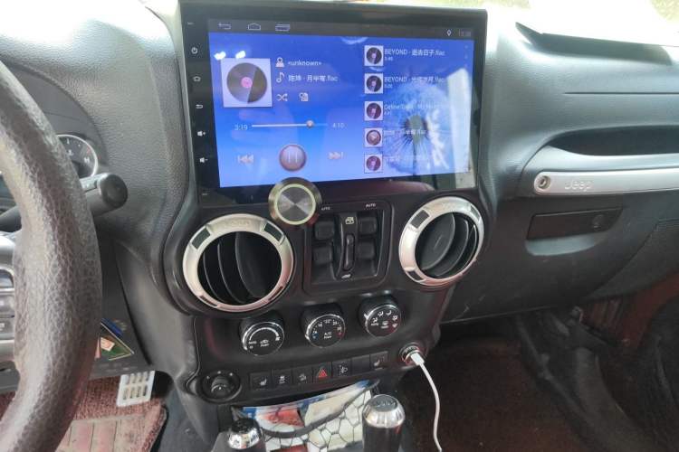 Used Jeep Wrangler 2012 3.6L Sahara Four-Door Edition Audio And AC Panel