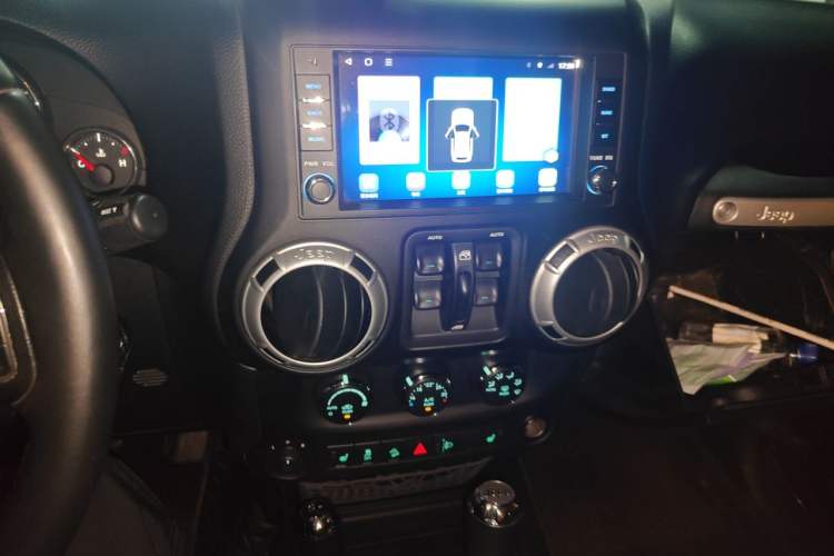 Used Jeep Wrangler 2012 3.6L Sahara Four-Door Edition Audio And AC Panel