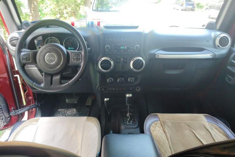 Used Jeep Wrangler 2012 3.6L Rubicon two-door model Center Console