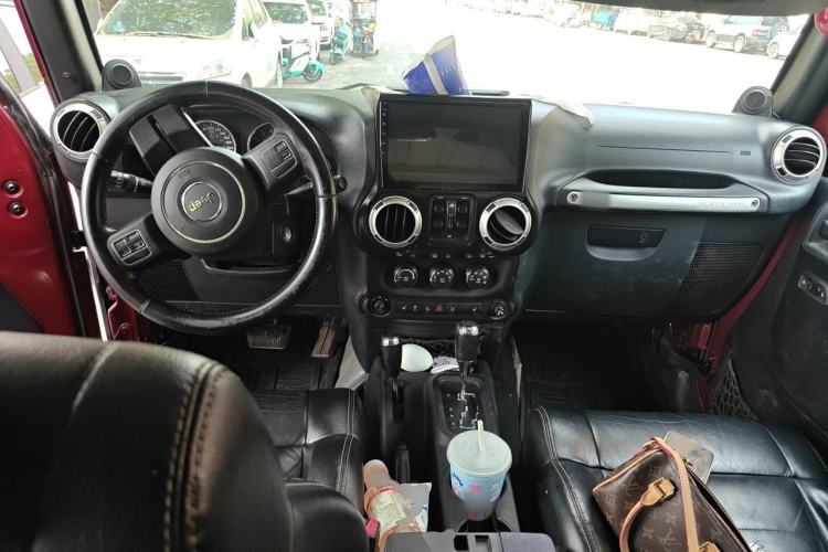 Used Jeep Wrangler 2012 3.6L Sahara Four-Door Edition Center Console