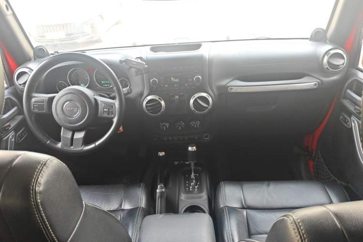 Used Jeep Wrangler 2012 3.6L Sahara two-door version Center Console