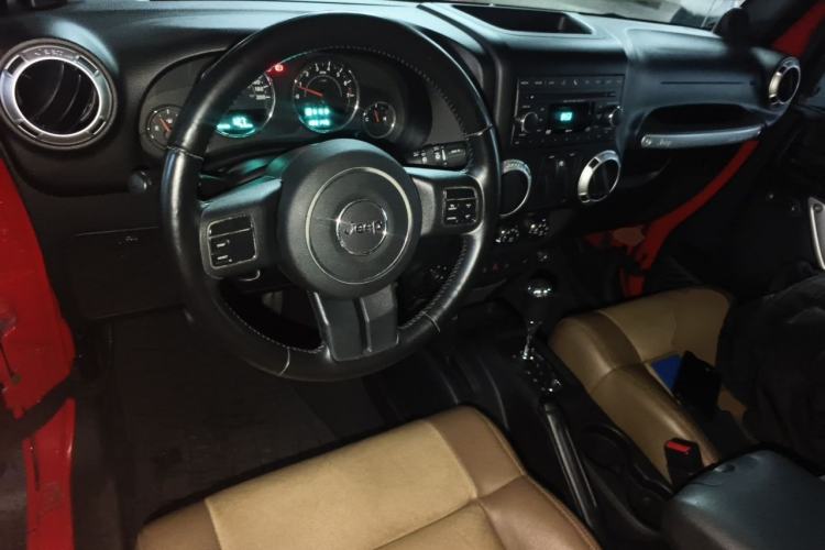 Used Jeep Wrangler 2012 3.6L Sahara two-door version Center Console