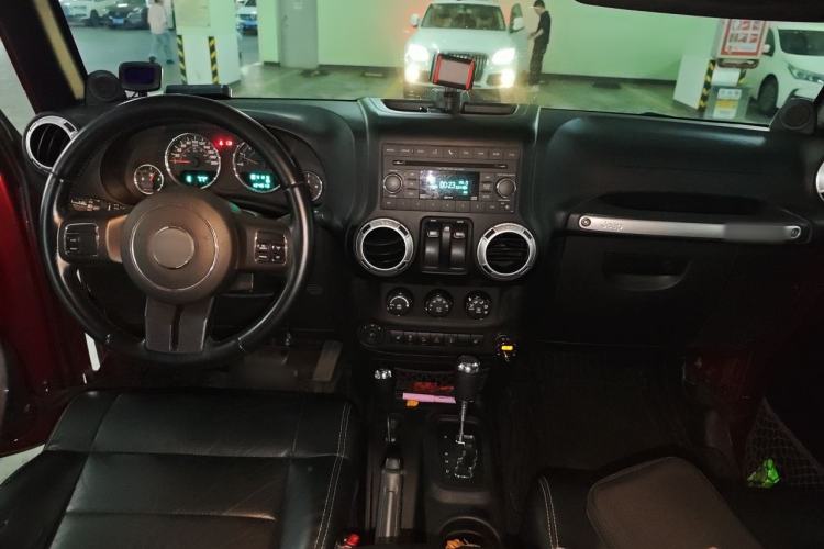 Used Jeep Wrangler 2012 3.6L Rubicon two-door model Center Console