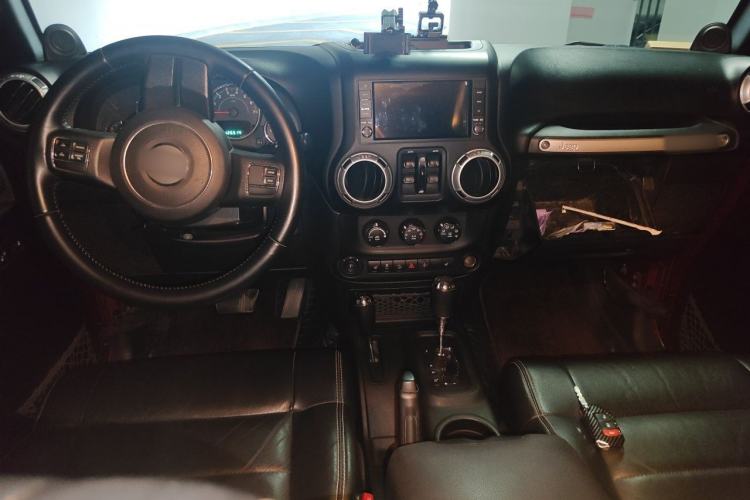 Used Jeep Wrangler 2012 3.6L Sahara Four-Door Edition Center Console