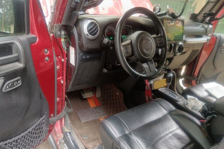 Used Jeep Wrangler 2012 3.6L Rubicon two-door model Center Console